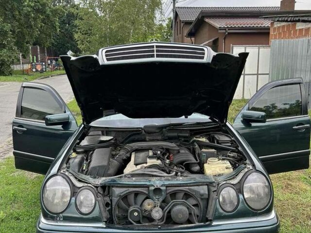 Зеленый Мерседес 320, объемом двигателя 3.2 л и пробегом 3 тыс. км за 3000 $, фото 6 на Automoto.ua