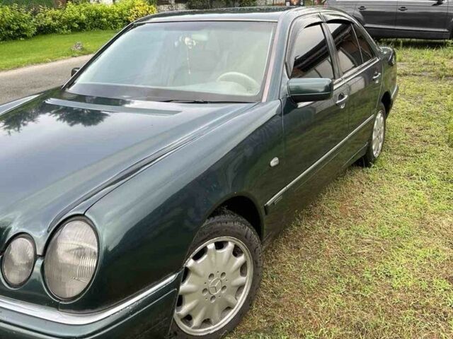 Зеленый Мерседес 320, объемом двигателя 3.2 л и пробегом 3 тыс. км за 3000 $, фото 3 на Automoto.ua