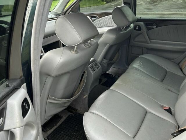 Зеленый Мерседес 320, объемом двигателя 3.2 л и пробегом 3 тыс. км за 3000 $, фото 8 на Automoto.ua