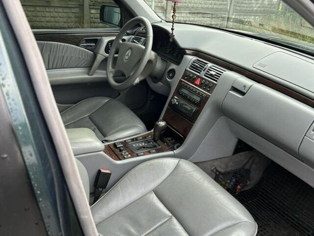 Зеленый Мерседес 320, объемом двигателя 3.2 л и пробегом 3 тыс. км за 3000 $, фото 9 на Automoto.ua