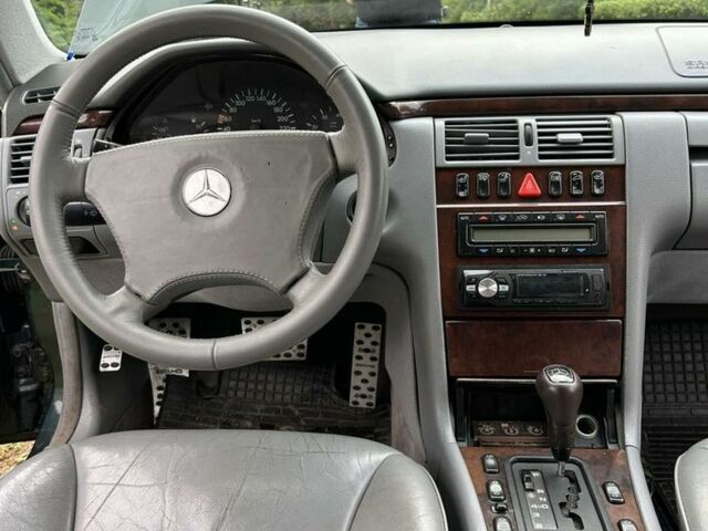 Зеленый Мерседес 320, объемом двигателя 3.2 л и пробегом 3 тыс. км за 3000 $, фото 5 на Automoto.ua