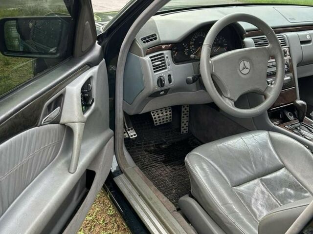 Зеленый Мерседес 320, объемом двигателя 3.2 л и пробегом 3 тыс. км за 3000 $, фото 7 на Automoto.ua