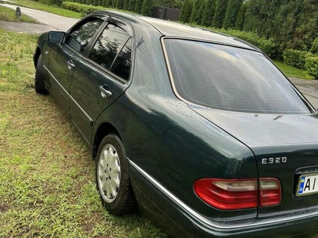 Зеленый Мерседес 320, объемом двигателя 3.2 л и пробегом 3 тыс. км за 3000 $, фото 4 на Automoto.ua