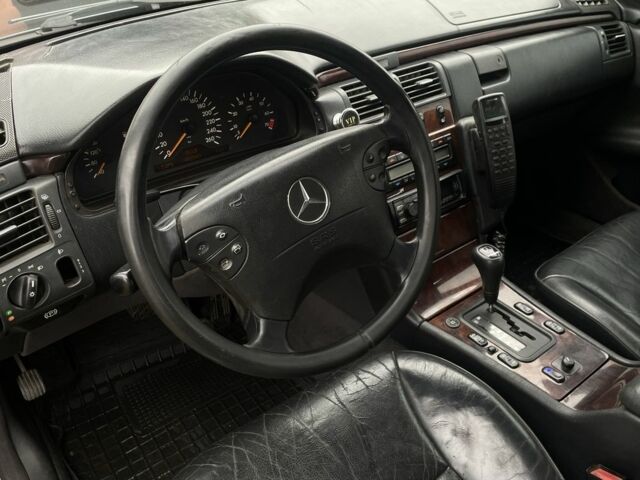 Зеленый Мерседес 320, объемом двигателя 3.2 л и пробегом 333 тыс. км за 2950 $, фото 7 на Automoto.ua