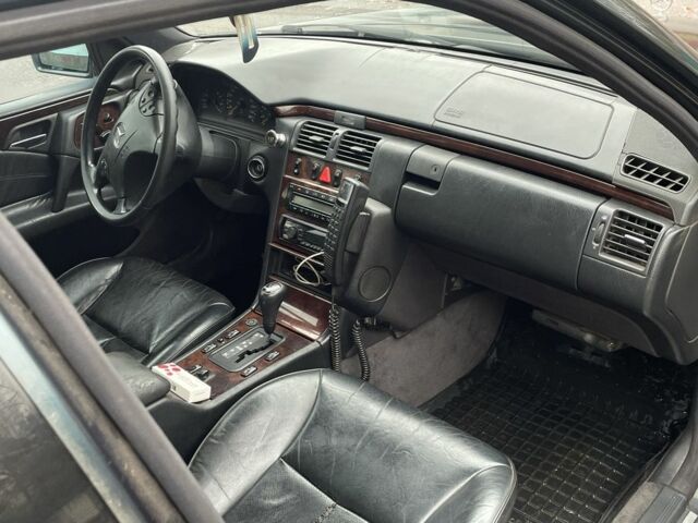 Зеленый Мерседес 320, объемом двигателя 3.2 л и пробегом 333 тыс. км за 2950 $, фото 5 на Automoto.ua