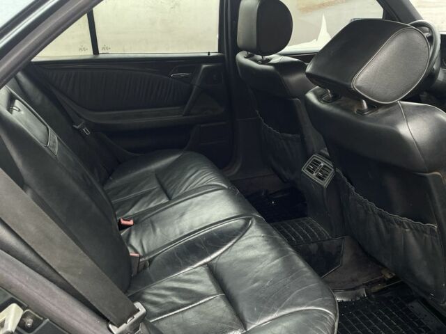 Зеленый Мерседес 320, объемом двигателя 3.2 л и пробегом 333 тыс. км за 2950 $, фото 6 на Automoto.ua