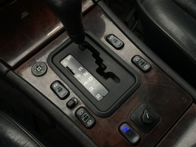 Зеленый Мерседес 320, объемом двигателя 3.2 л и пробегом 333 тыс. км за 2950 $, фото 9 на Automoto.ua