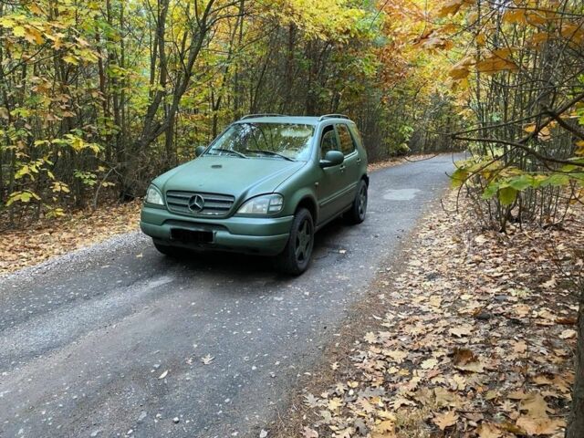 Зелений Мерседес 320, об'ємом двигуна 3.2 л та пробігом 231 тис. км за 2700 $, фото 1 на Automoto.ua