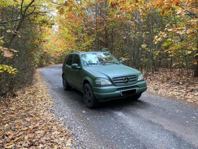 Зелений Мерседес 320, об'ємом двигуна 3.2 л та пробігом 231 тис. км за 2700 $, фото 3 на Automoto.ua