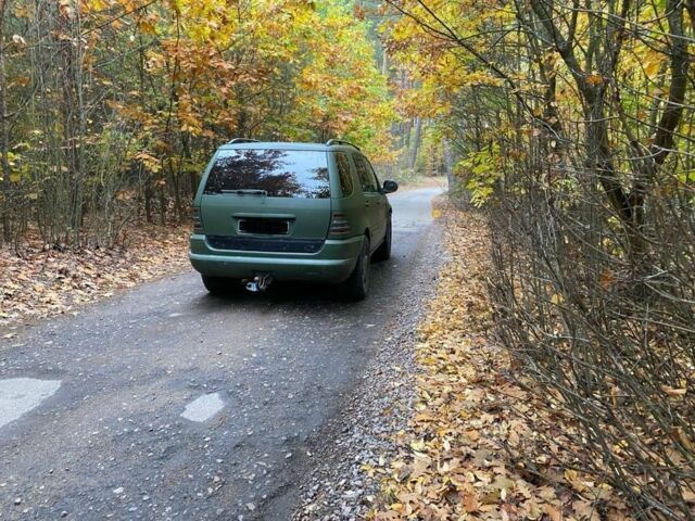 Зелений Мерседес 320, об'ємом двигуна 3.2 л та пробігом 231 тис. км за 2700 $, фото 4 на Automoto.ua