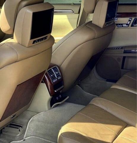 Красный Мерседес 500, объемом двигателя 5.5 л и пробегом 220 тыс. км за 14000 $, фото 1 на Automoto.ua