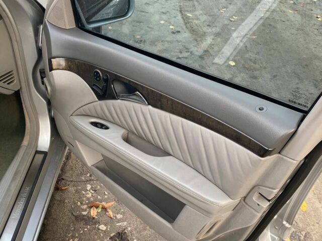 Серый Мерседес 500, объемом двигателя 5 л и пробегом 249 тыс. км за 8000 $, фото 4 на Automoto.ua