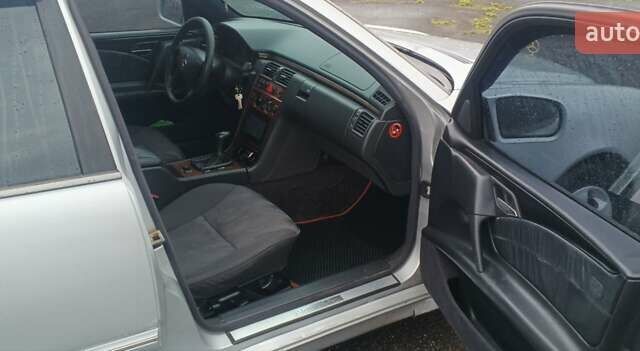 Серый Мерседес 500K, объемом двигателя 2 л и пробегом 346 тыс. км за 2700 $, фото 6 на Automoto.ua