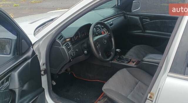 Серый Мерседес 500K, объемом двигателя 2 л и пробегом 346 тыс. км за 2700 $, фото 7 на Automoto.ua