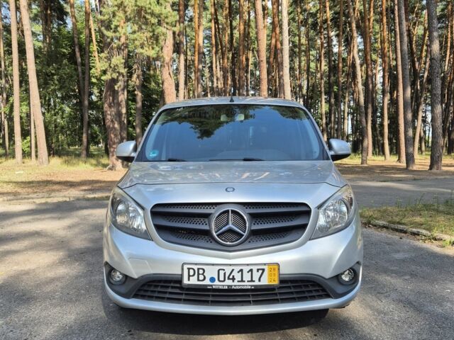 Сірий Мерседес 8, об'ємом двигуна 1.5 л та пробігом 165 тис. км за 12300 $, фото 1 на Automoto.ua