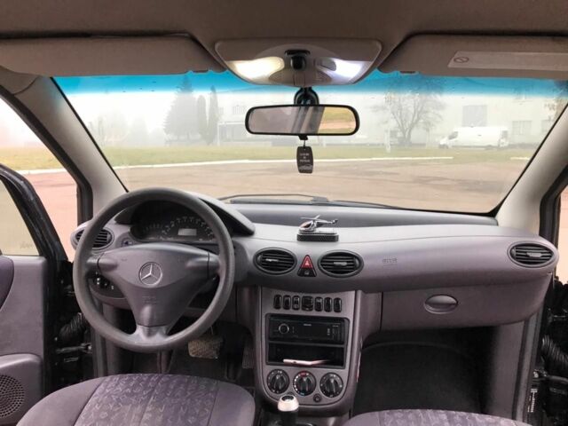 Черный Мерседес А 160, объемом двигателя 1.6 л и пробегом 177 тыс. км за 3000 $, фото 7 на Automoto.ua