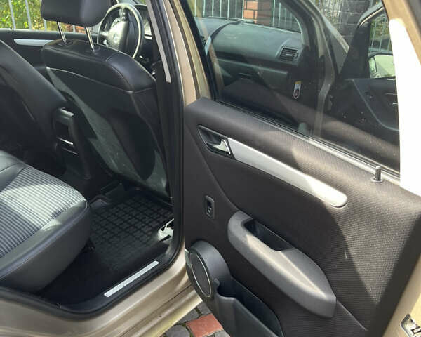 Мерседес А класс 2005 в Мукачеве на Automoto.ua Бежевый Мерседес А класс, объемом двигателя 1.99 л и пробегом 252 тыс. км за 4850 $, фото 9 на Automoto.ua