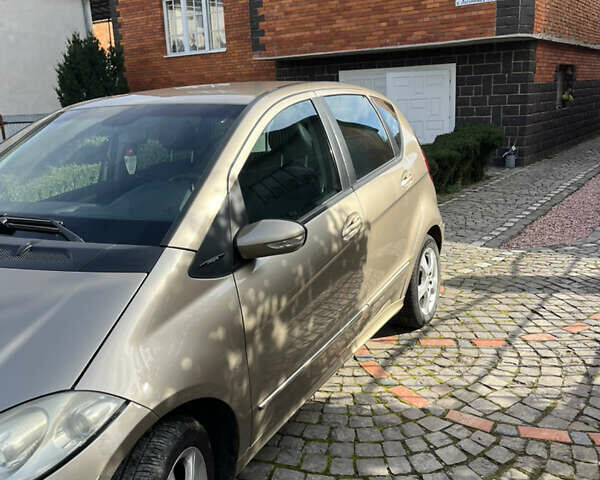 Мерседес А класс 2005 в Мукачеве на Automoto.ua Бежевый Мерседес А класс, объемом двигателя 1.99 л и пробегом 252 тыс. км за 4850 $, фото 2 на Automoto.ua