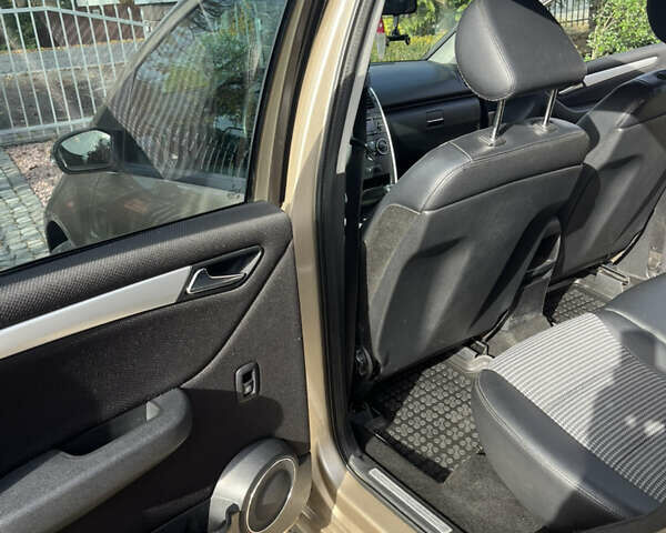 Мерседес А класс 2005 в Мукачеве на Automoto.ua Бежевый Мерседес А класс, объемом двигателя 1.99 л и пробегом 252 тыс. км за 4850 $, фото 11 на Automoto.ua