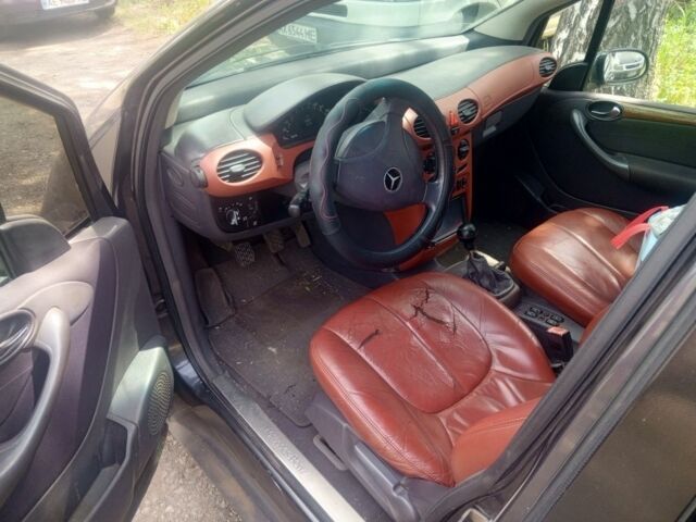 Мерседес А класс 1997 в Сахновщине на Automoto.ua Черный Мерседес А класс, объемом двигателя 1.6 л и пробегом 200 тыс. км за 2000 $, фото 3 на Automoto.ua