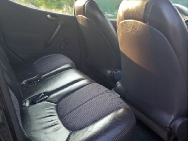 Черный Мерседес А класс, объемом двигателя 1.6 л и пробегом 306 тыс. км за 1900 $, фото 4 на Automoto.ua