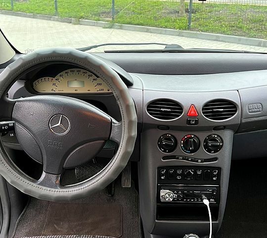 Черный Мерседес А класс, объемом двигателя 1.9 л и пробегом 220 тыс. км за 2800 $, фото 5 на Automoto.ua