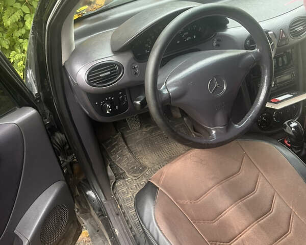 Черный Мерседес А класс, объемом двигателя 1.7 л и пробегом 300 тыс. км за 3900 $, фото 3 на Automoto.ua