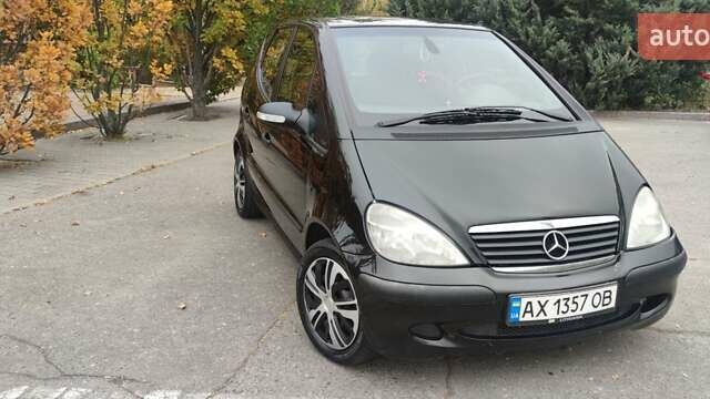 Черный Мерседес А класс, объемом двигателя 1.6 л и пробегом 324 тыс. км за 3900 $, фото 3 на Automoto.ua