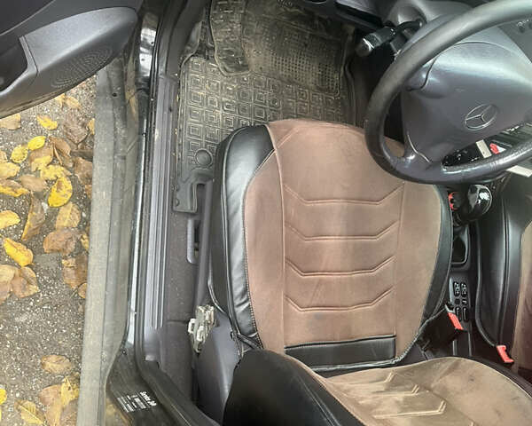 Черный Мерседес А класс, объемом двигателя 1.7 л и пробегом 300 тыс. км за 3900 $, фото 5 на Automoto.ua