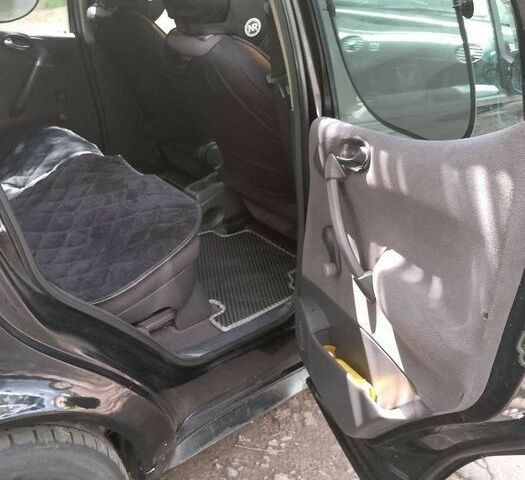 Черный Мерседес А класс, объемом двигателя 1.6 л и пробегом 240 тыс. км за 2700 $, фото 6 на Automoto.ua