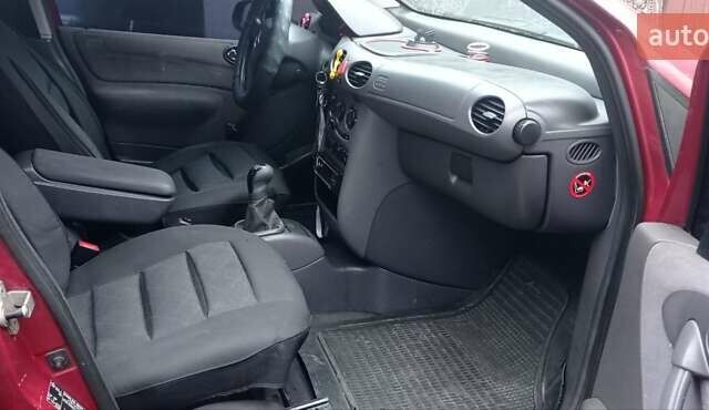 Красный Мерседес А класс, объемом двигателя 1.7 л и пробегом 360 тыс. км за 2500 $, фото 4 на Automoto.ua