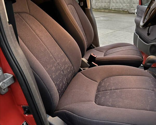 Красный Мерседес А класс, объемом двигателя 1.6 л и пробегом 268 тыс. км за 2999 $, фото 23 на Automoto.ua