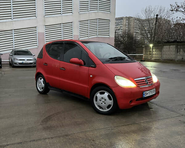 Красный Мерседес А класс, объемом двигателя 1.6 л и пробегом 268 тыс. км за 2999 $, фото 1 на Automoto.ua