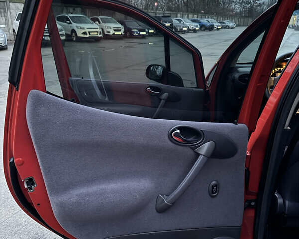 Красный Мерседес А класс, объемом двигателя 1.6 л и пробегом 268 тыс. км за 2999 $, фото 18 на Automoto.ua