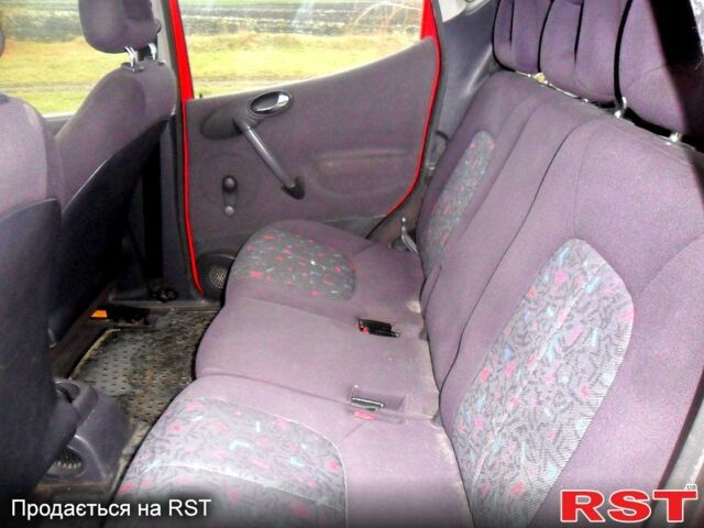 Красный Мерседес А класс, объемом двигателя 1.6 л и пробегом 258 тыс. км за 2900 $, фото 7 на Automoto.ua