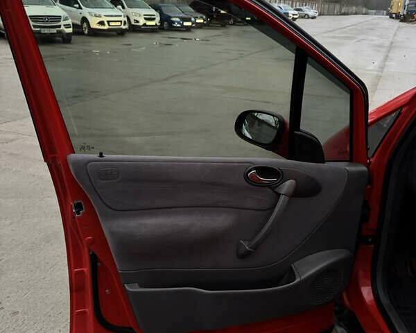 Красный Мерседес А класс, объемом двигателя 1.6 л и пробегом 268 тыс. км за 2999 $, фото 14 на Automoto.ua