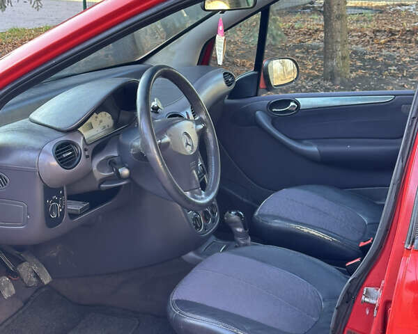 Красный Мерседес А класс, объемом двигателя 1.9 л и пробегом 200 тыс. км за 2250 $, фото 4 на Automoto.ua