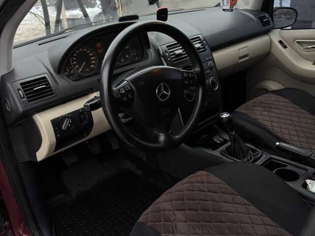 Красный Мерседес А класс, объемом двигателя 2 л и пробегом 321 тыс. км за 4000 $, фото 5 на Automoto.ua