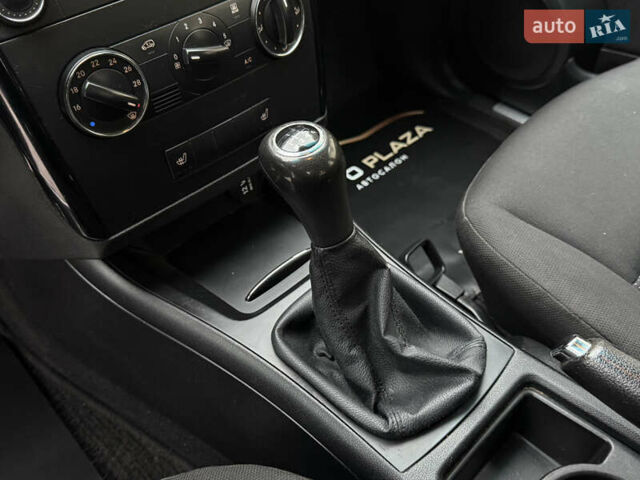 Красный Мерседес А класс, объемом двигателя 1.99 л и пробегом 300 тыс. км за 4900 $, фото 42 на Automoto.ua