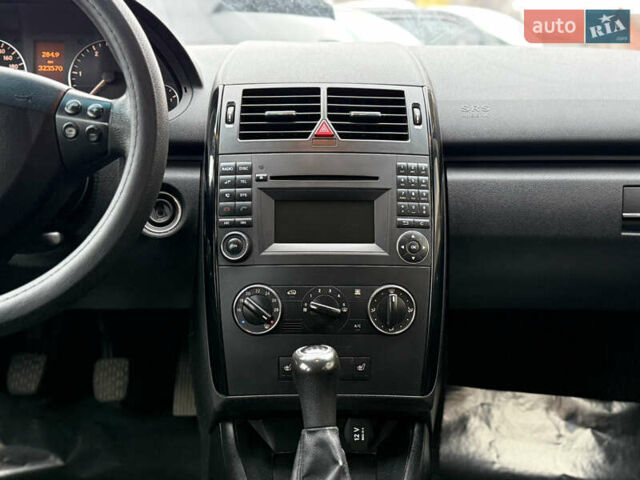 Красный Мерседес А класс, объемом двигателя 1.99 л и пробегом 300 тыс. км за 4900 $, фото 38 на Automoto.ua