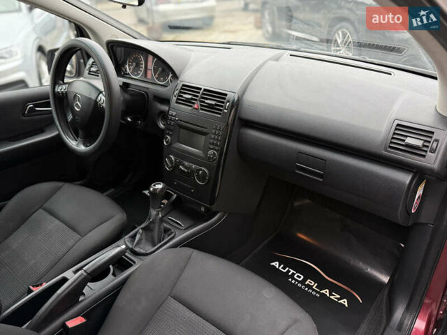 Красный Мерседес А класс, объемом двигателя 1.99 л и пробегом 300 тыс. км за 4900 $, фото 35 на Automoto.ua