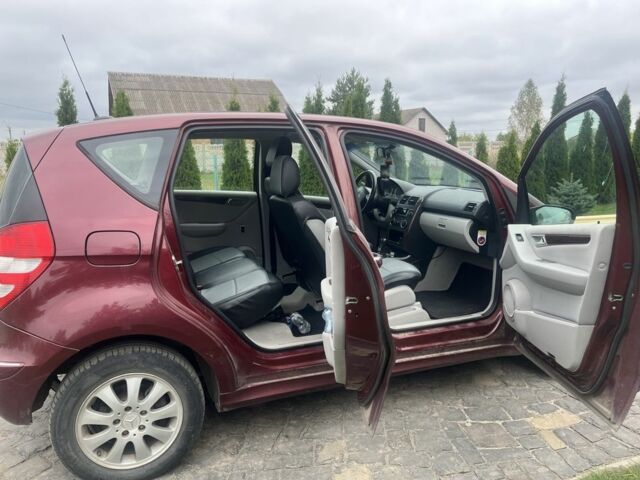 Мерседес А класс 2005 в Костополе на Automoto.ua Красный Мерседес А класс, объемом двигателя 2 л и пробегом 250 тыс. км за 2800 $, фото 7 на Automoto.ua