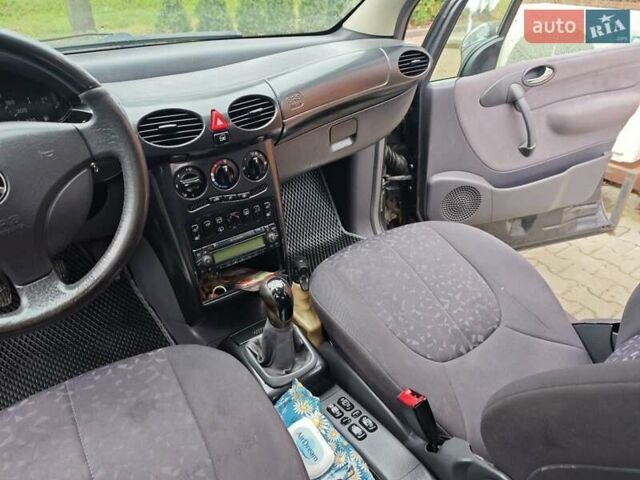 Серый Мерседес А класс, объемом двигателя 1.4 л и пробегом 250 тыс. км за 3500 $, фото 1 на Automoto.ua