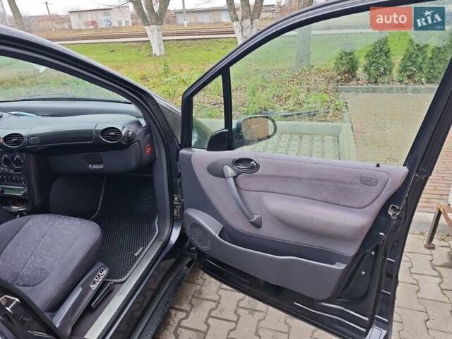 Серый Мерседес А класс, объемом двигателя 1.4 л и пробегом 250 тыс. км за 3500 $, фото 3 на Automoto.ua