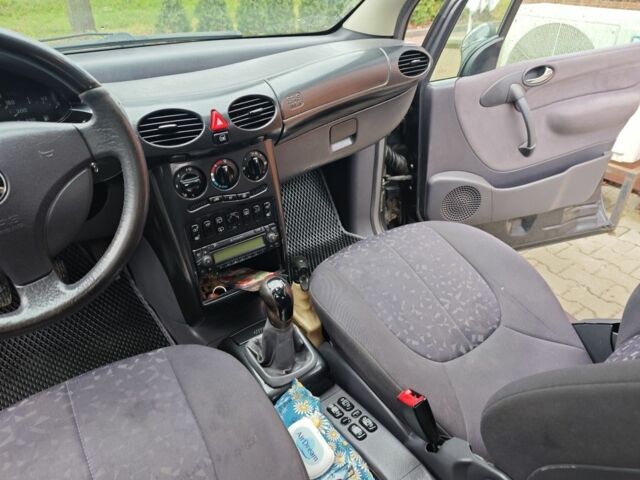 Серый Мерседес А класс, объемом двигателя 1.4 л и пробегом 250 тыс. км за 3500 $, фото 2 на Automoto.ua