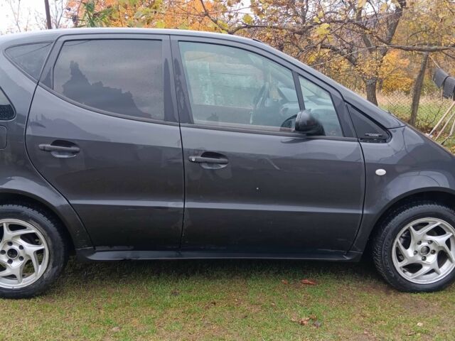 Серый Мерседес А класс, объемом двигателя 1.4 л и пробегом 300 тыс. км за 2600 $, фото 1 на Automoto.ua