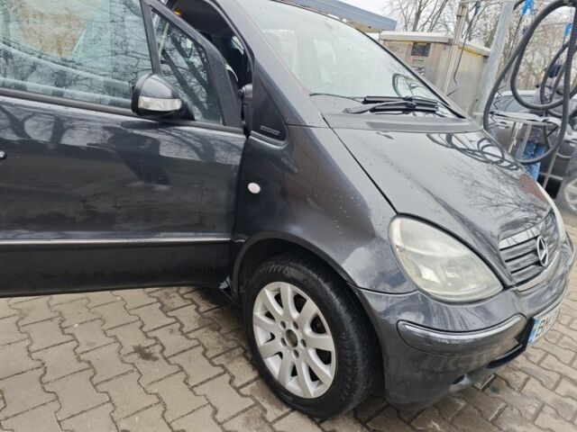 Серый Мерседес А класс, объемом двигателя 1.4 л и пробегом 250 тыс. км за 3500 $, фото 1 на Automoto.ua