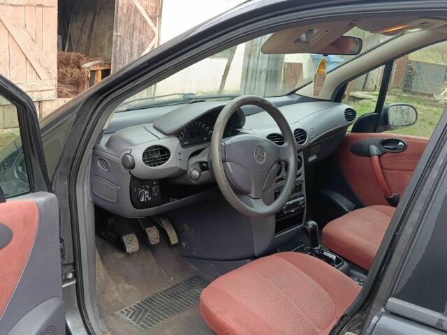 Серый Мерседес А класс, объемом двигателя 1.4 л и пробегом 300 тыс. км за 2600 $, фото 3 на Automoto.ua