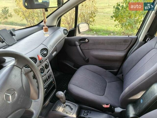 Серый Мерседес А класс, объемом двигателя 1.6 л и пробегом 235 тыс. км за 4200 $, фото 9 на Automoto.ua