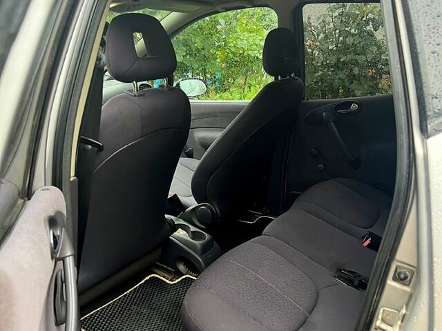 Серый Мерседес А класс, объемом двигателя 1.4 л и пробегом 180 тыс. км за 4000 $, фото 2 на Automoto.ua